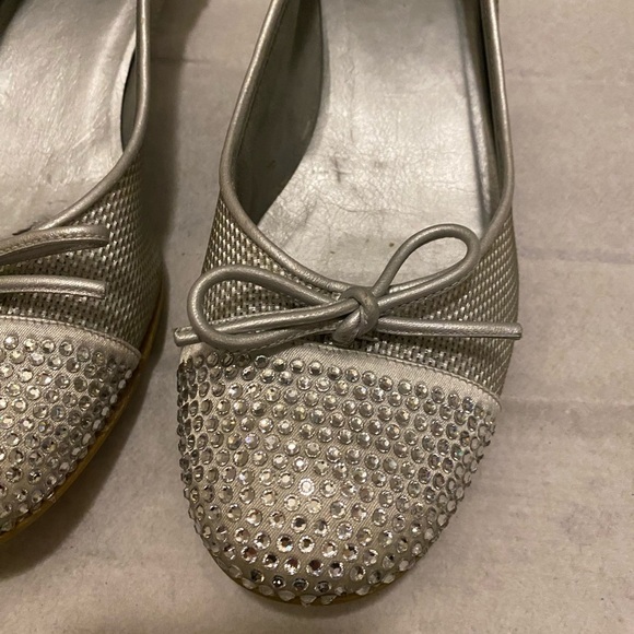 Stuart Weitzman Ideal Silver Nappa Rhinestone and Bow Flats. - Picture 3 of 16